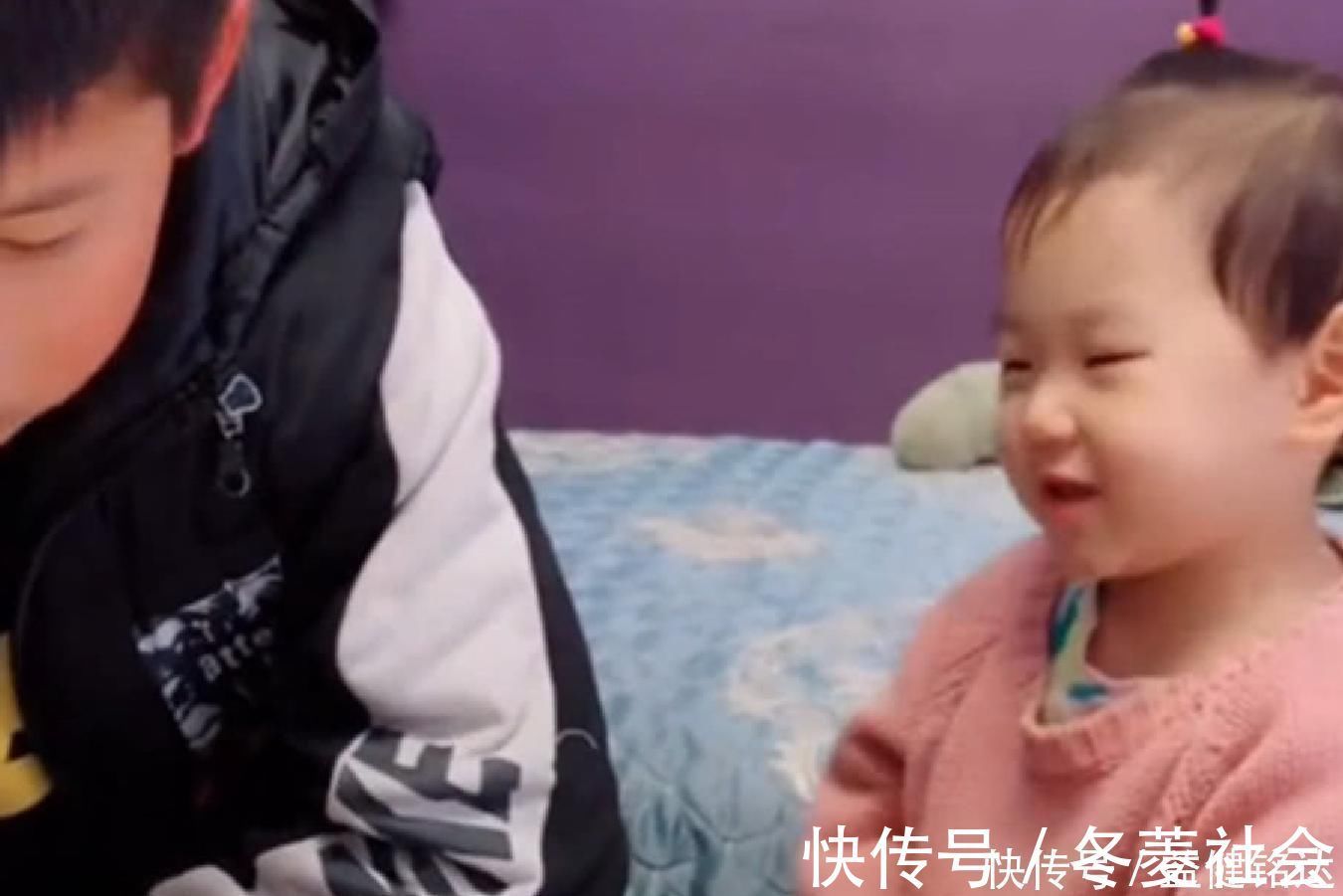 告状|舅舅写作业时玩手机,2岁萌娃想告状,接下来的反转让人猝不及防