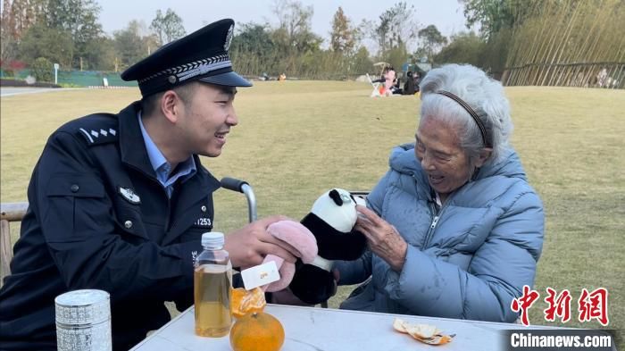 宣传片|成都百岁“吃货奶奶”成功“闯关”反诈测试：教你绷紧防范之弦