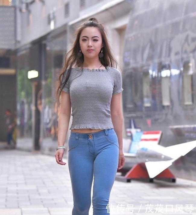 修身 灰色花边T恤精致又高级,搭配修身牛仔裤,彰显时尚大方简约之美