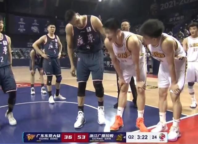 篮板|破案了!易建联故意顶翻胡金秋?逐帧再看一遍:真不能怪阿联啊