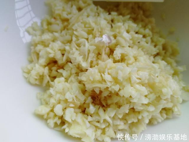 辣椒酱|做了2瓶辣椒酱，家人几天就吃光，比老干妈还好吃，做法也超简单