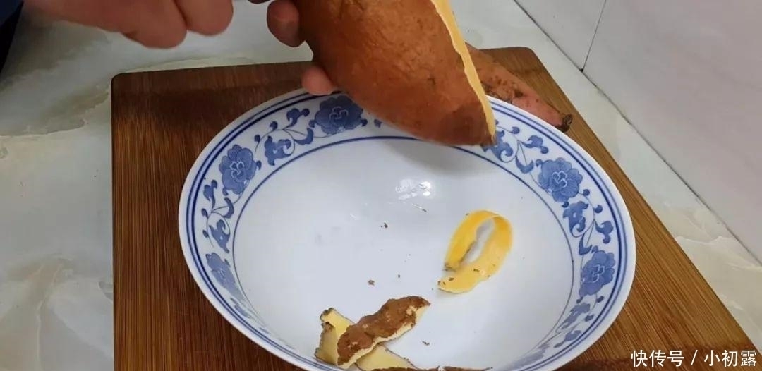 红薯这样做才最好吃,一蒸一切,比豆沙糕都好吃,一口一个真解馋