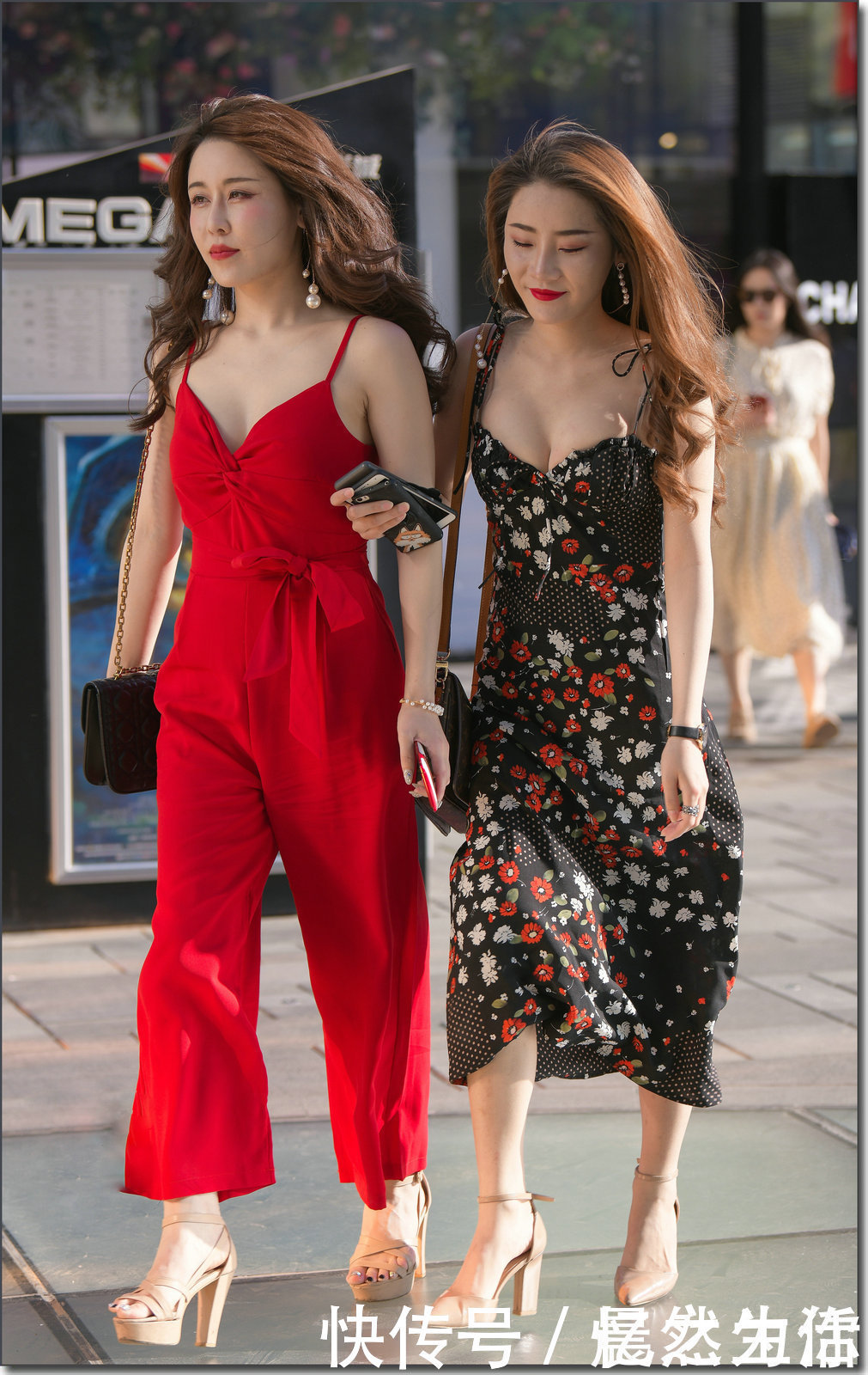 街拍这两位小姐姐的身材都太好了吧