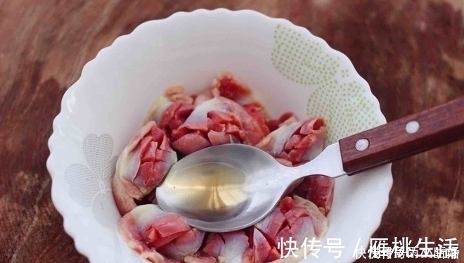 部位|鸡身上最脏的部位，里面含大量重金属，白给都不要，炒菜要扔掉