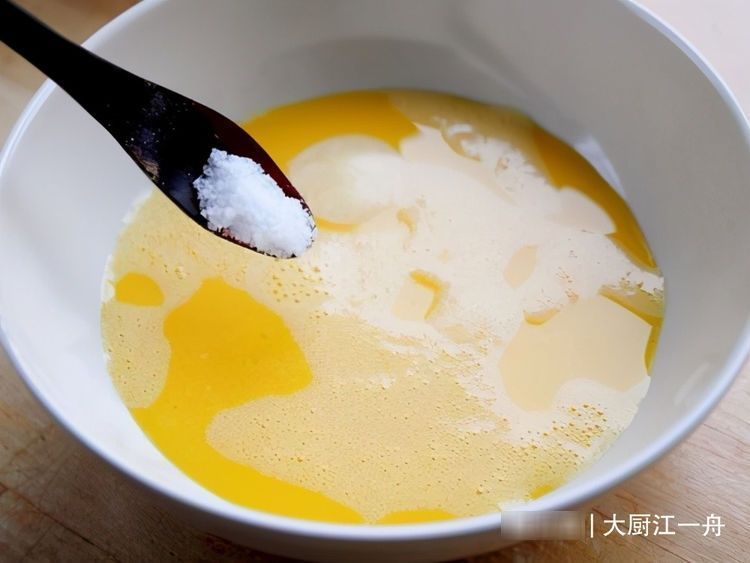 蒸鸡蛋羹,别在鸡蛋里直接加水,多做这3步,爽滑嫩口不起蜂窝