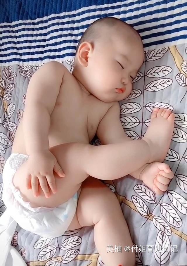 那一刻|宝宝睡姿能有多“妖娆”妈妈掀开被子那一刻就像是在开盲盒