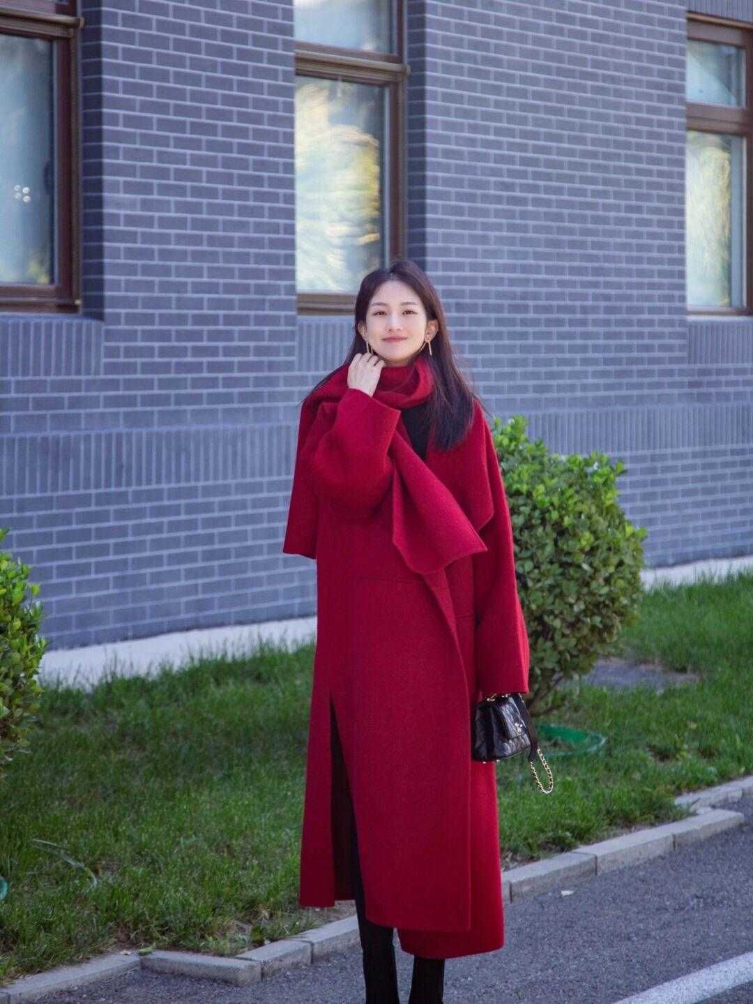 不过膝 降温了,红色大衣竟然这么气质,一看就离不开的穿搭,喜庆又显白