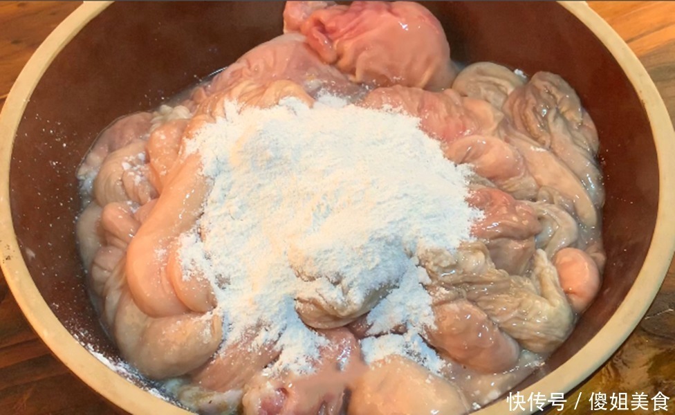 洗猪肚,加盐洗就错了,如此做,5分钟洗净,猪肚不腥不臊更入味