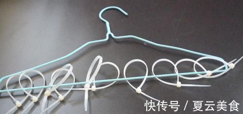 袜子|衣架上绑几根扎带, 放阳台上太实用了, 解决了困扰大家的一个难题