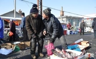 批发|农村集市卖货老人藏“猫腻”，难道是坏人变老了