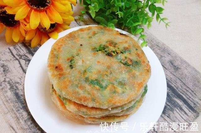 皮薄|“韭菜鸡蛋馅饼”的懒人做法,不揉面不擀面,出锅以后皮薄馅多!