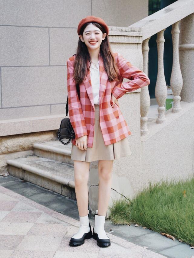 卡其色|秋冬,怎么穿西服超好看?搭配上半身裙或者紧身裤,高级又洋气