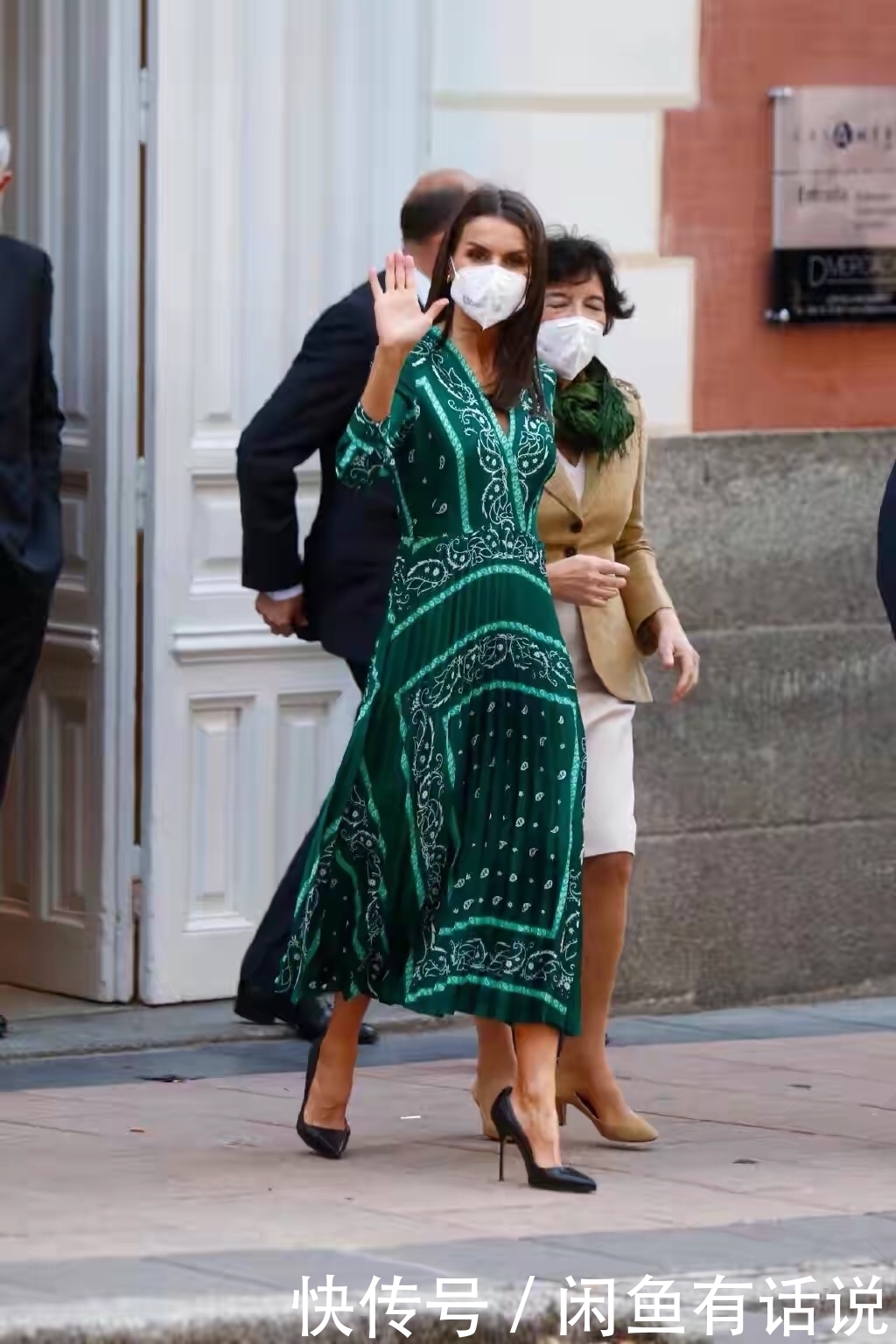 西班牙|西班牙王后消瘦了不少,穿灰色连衣裙气质却高贵,翘二郎腿也优雅