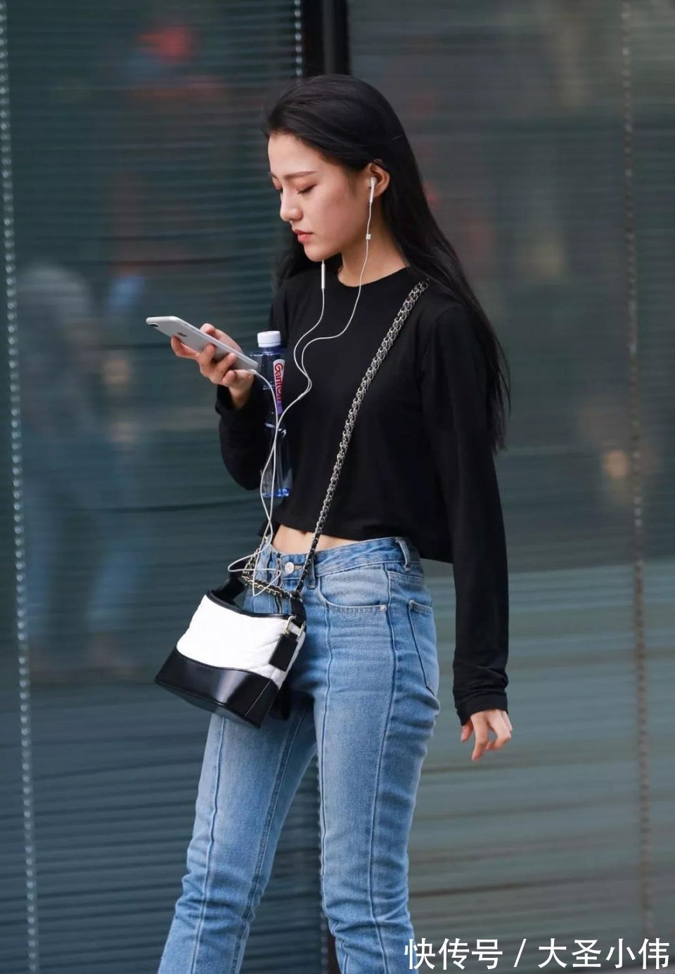 奶茶|美女街拍:一举一动都很温柔的小姐姐!我完全着迷了,好想帮她去买杯奶茶!