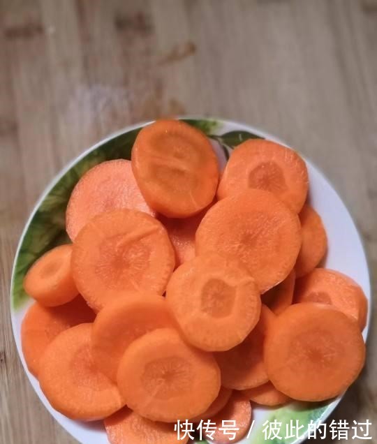 买胡萝卜时,这3种不能要,菜贩子自己都不吃