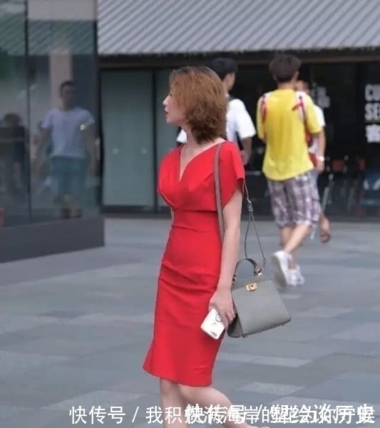 美女|街拍，红色连衣裙的时尚美女，很好的展现优雅的气质与搭配