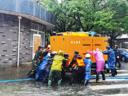 武警官兵|浙江舟山内涝，武警官兵奋战8小时转移被困群众