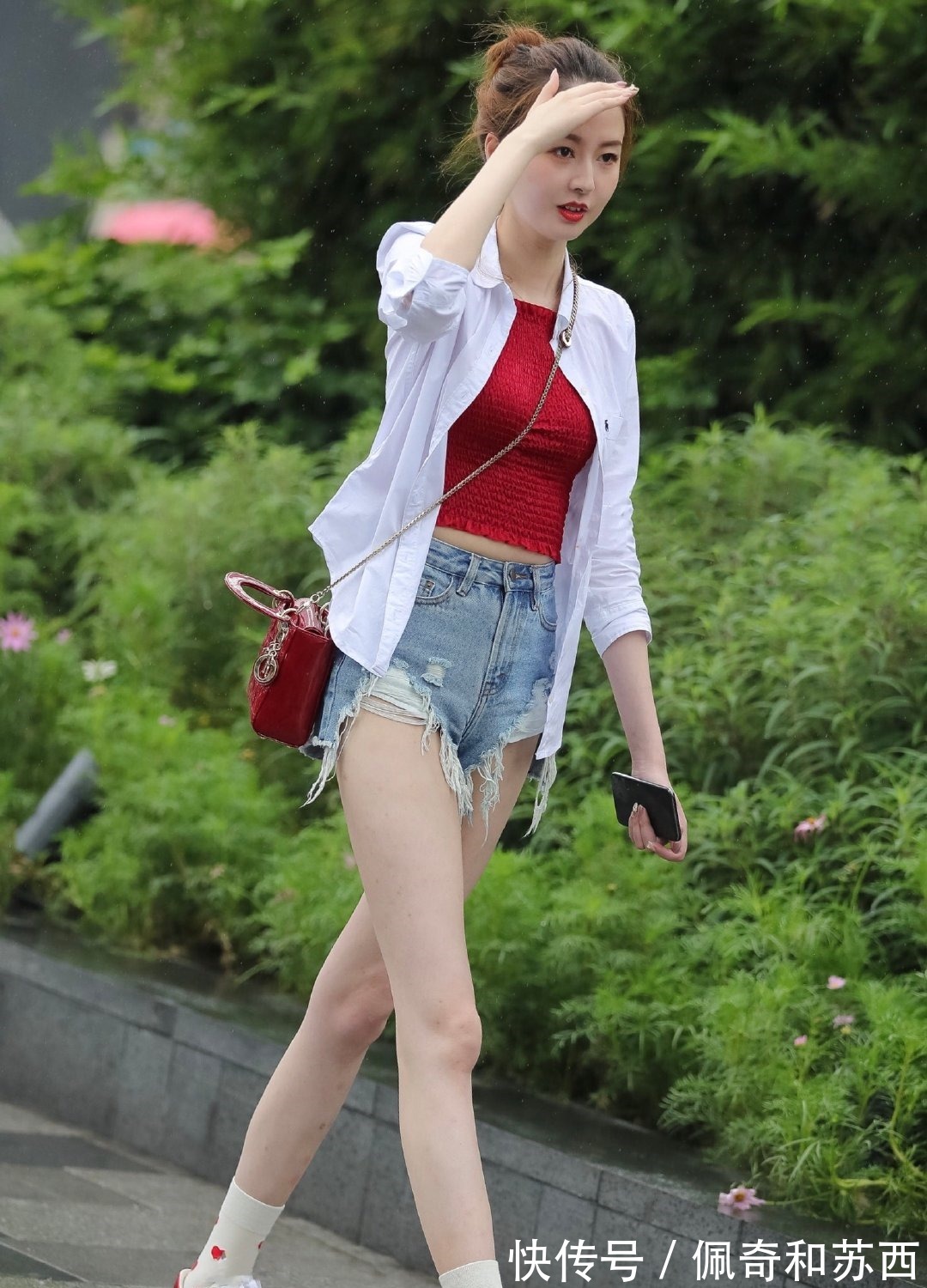 牛仔热裤 时髦的小姐姐穿牛仔热裤,配个性长筒袜,显嫩更可爱,超有个性!