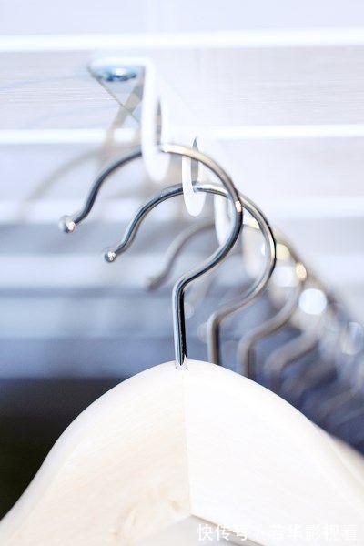 实用|衣杆上绕一圈圈钢丝,才不是多此一举,楼梯下挂衣拿放自如,实用