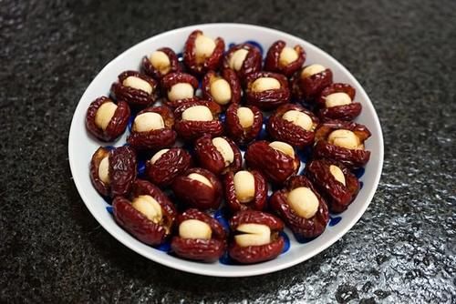  冬天多吃大枣，不用煲粥，加莲子蒸一蒸，好吃又营养