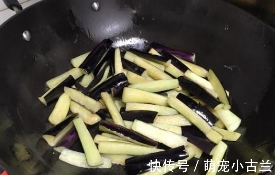 炒茄子时，先放油就错了！饭店师傅：茄子不油腻不黑，有好方法！