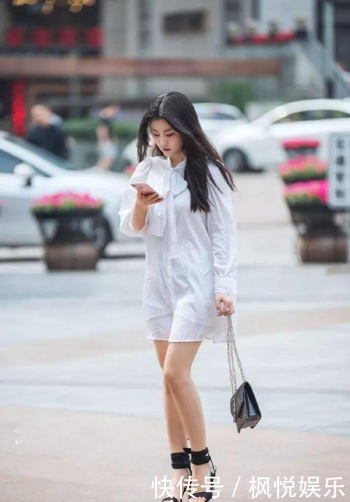 美女脚上一双一字带的高跟凉鞋,更能够凸显出她身上唯美的气质