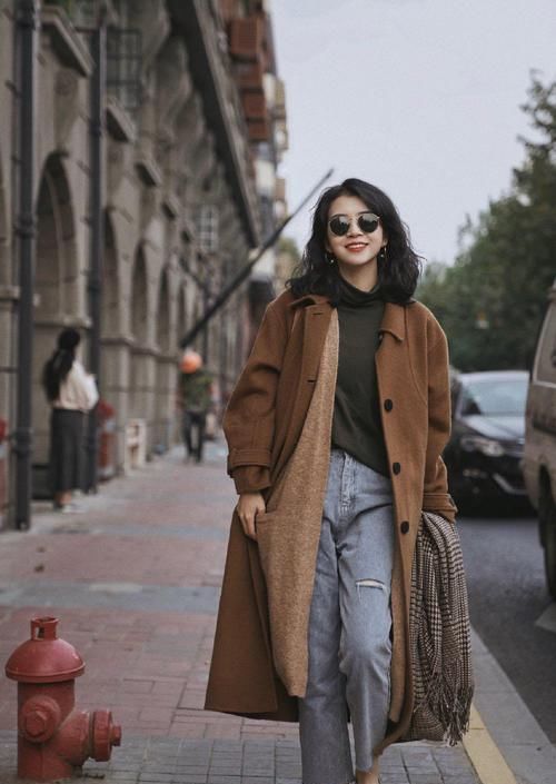 大衣|去年的大衣怎么穿学三木深驼色大衣配同色针织开衫,高级又时髦