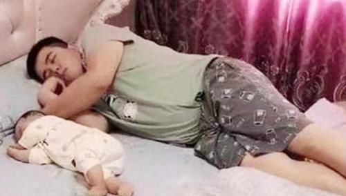 爸爸|“最操心奶爸”火了,一觉醒来查看宝宝有无呼吸,网友:同款丈夫