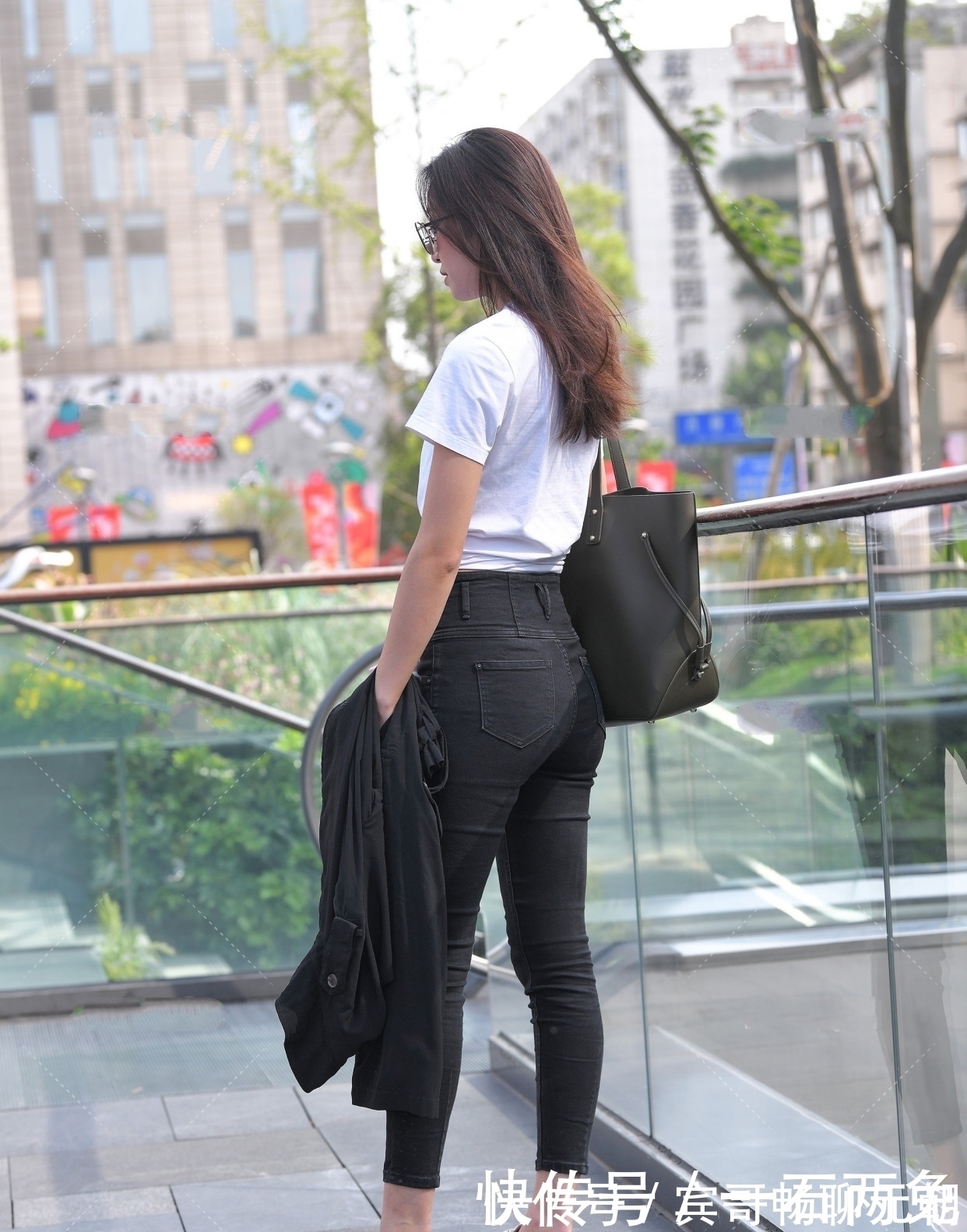 牛仔裤 白T恤搭配牛仔裤,清纯可爱,迷人十足
