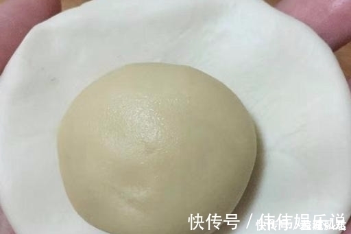 搅拌均匀|早餐饼最好吃又简单做法，1碗面粉，开水一烫，15分钟做好出锅