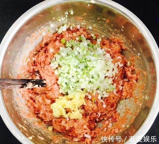 调饺子馅,盐和油的顺序不能乱!顺序对了,饺子鲜嫩入味,好吃