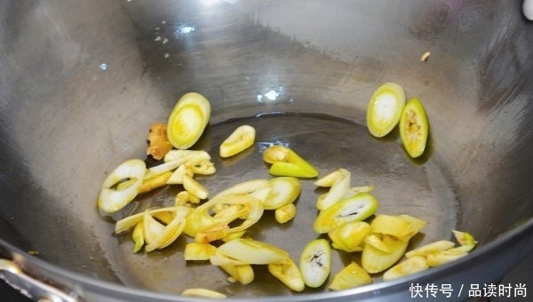 程序|土豆茄子辣椒炸着吃,手把手教你做--地三鲜!其中一道程序不可少