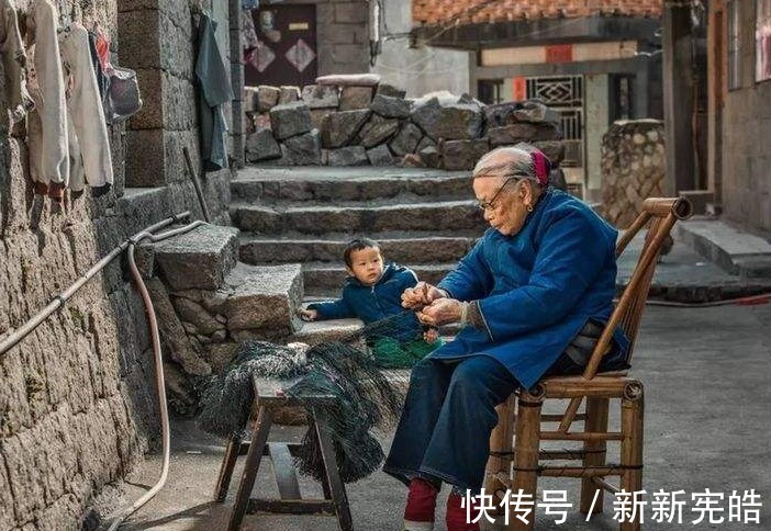 老人|70岁婆婆摔倒后骨折,营养师建议常吃2白喝1饮,骨龄年轻20岁