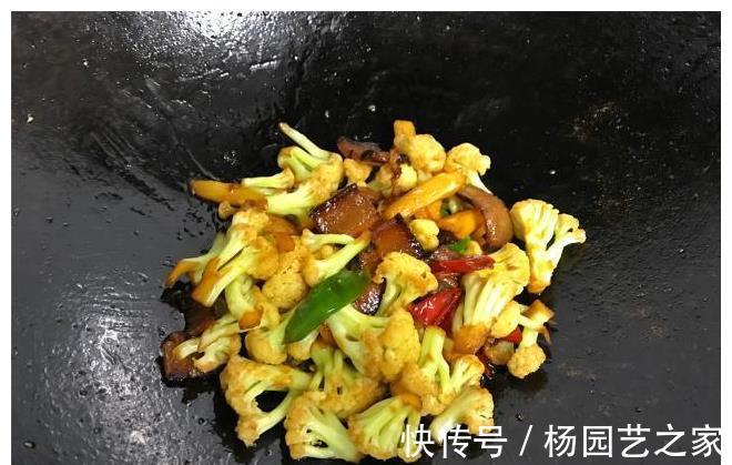 干锅|炒花菜时,有人焯水,有人过油,原来都错了,难怪炒出来不好吃
