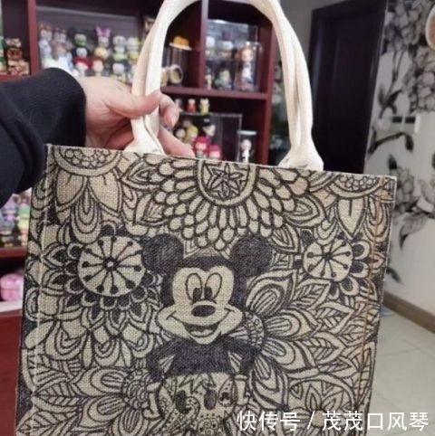 男娃给妈妈送“全球限量”包包,网友纷纷直呼:爱马仕丝巾都配不上啊!