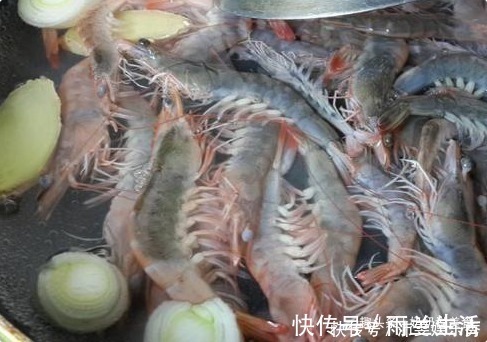 正确做法|煮虾时,10人7人加错“水”!导致虾肉柴腥味重,这才是正确做法