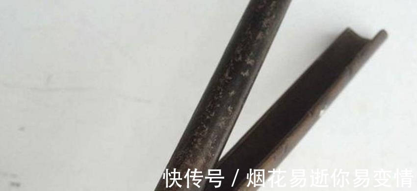 头发|男子用一把火钳给客人理发,头发都被烤糊了,排队的人却很多!