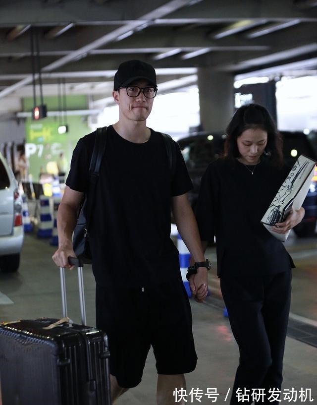 吴莎|刘翔牵手妻子吴莎出行,留学生发型好减龄,穿T恤又素颜像极学生!