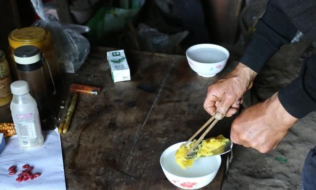 豹子|夫妻俩隐居深山，养7条猛犬当保镖，每年还是有牛羊被野兽吃掉