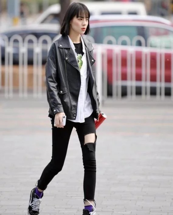 街拍:身材纤细的美女,卫衣配短裙,展现出青春靓丽气息