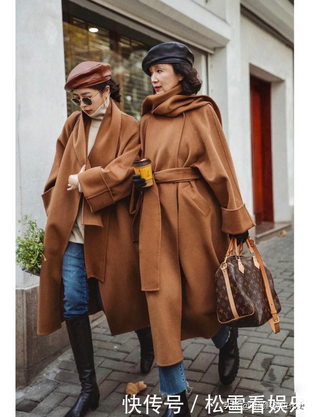 这才是60岁女人该有的打扮!呢大衣+高领衫,御寒减龄不输皮草