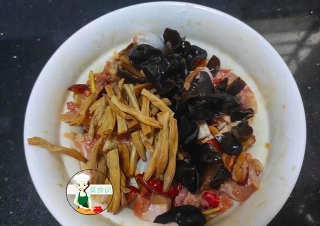 木耳跟此菜是绝配,蒸一蒸就好,营养好吃不上火,常吃提高免疫力