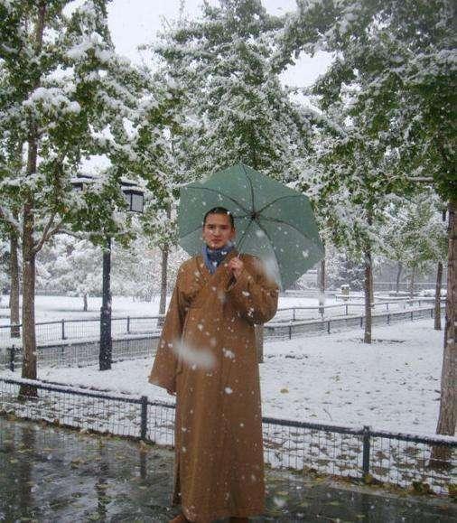 小伙@浙江80后小伙,放弃铁饭碗当和尚,却被富二代美女倒追,为啥