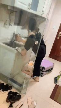 |搞笑GIF:刚娶回来的媳妇儿 衣服还没换就暴露了