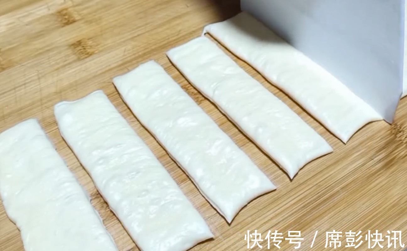 油条|原来油条这么简单,早起给家人炸一盘,外酥里嫩,个个空心