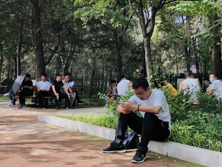 助威|考场外的守望,家长们只想给孩子们默默助威