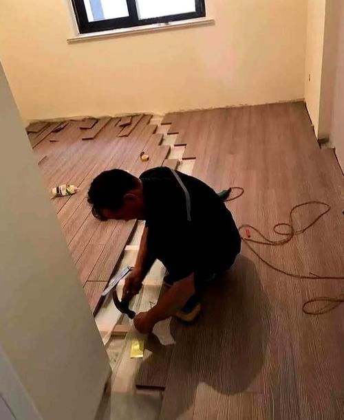 木工师傅|新房装修,先装地板还是先装门?听听20年老木工师傅怎么说