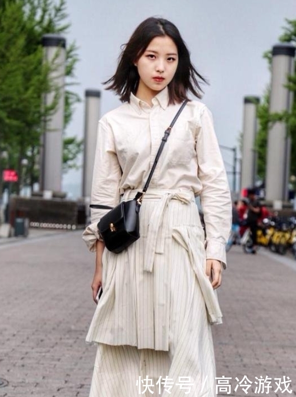 微微一笑|街拍:肤白貌美小姐姐,穿上高跟凉鞋更显大长腿,微微一笑美极了