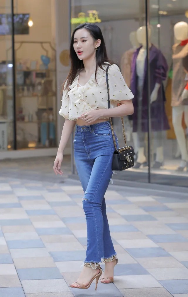 巧搭破洞牛仔裤，轻松塑造清凉减龄的效果，让造型更显个性靓丽