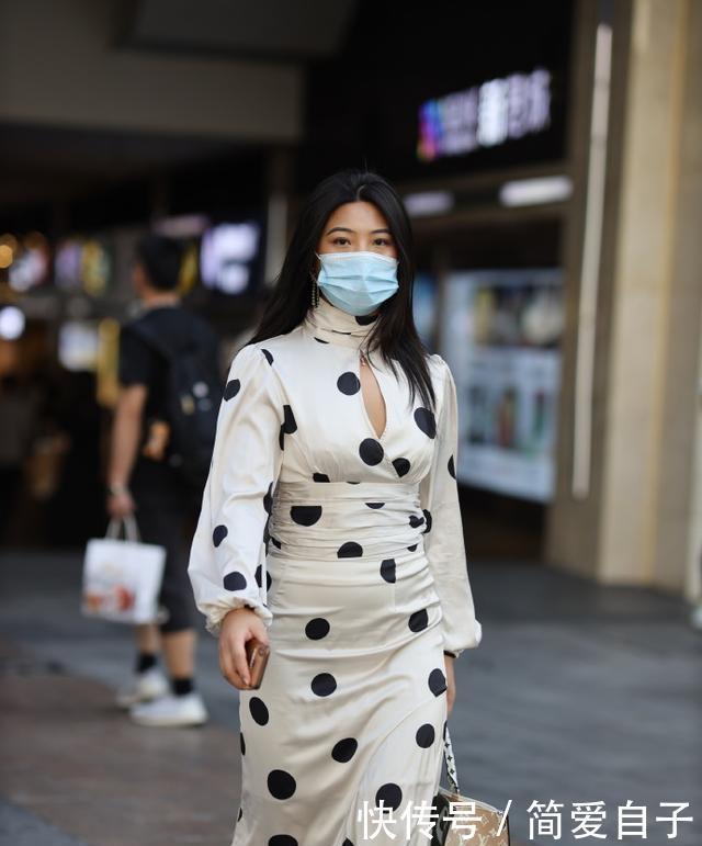 连衣裙造型更加灵活,独特高雅